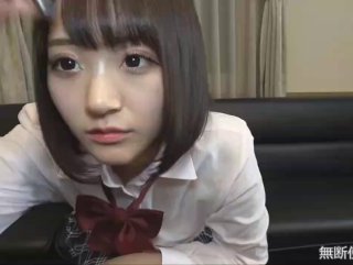 風騷的尤物人妻撅著屁股讓大哥玩弄，直播給狼友看聽狼友指揮淫聲蕩語不斷，道具抽插騷穴玩弄菊花擴陰器看